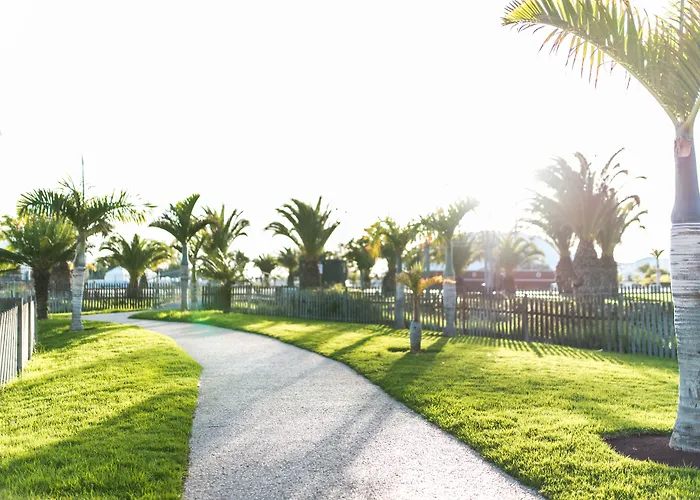 Thb Tropical Island منتجع 4*